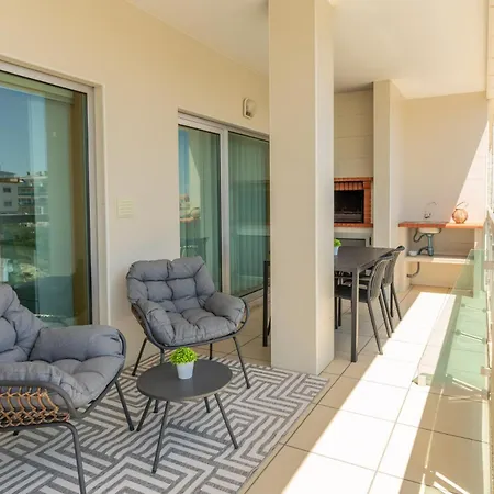 Invesdora E Governador Apartment *